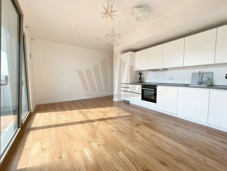 Lichtdurchflutetes 2-Zi Apartment | hochwertige Einbauküche | Balkon | in Berlin-Mitte Nordbahnhof — photo 1